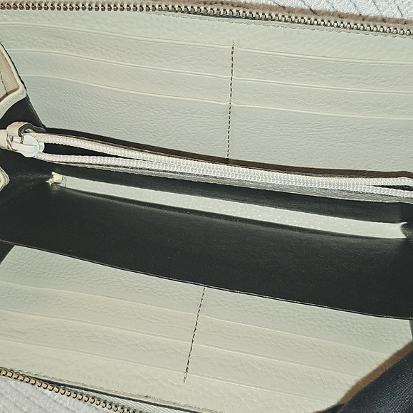Authentic Gucci Cream Wallet - Picture 5 of 8